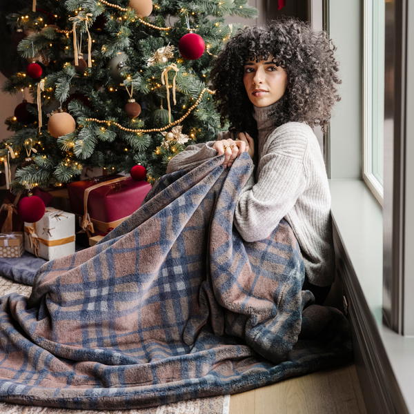 GRAND FAUX FUR THROW BLANKETS