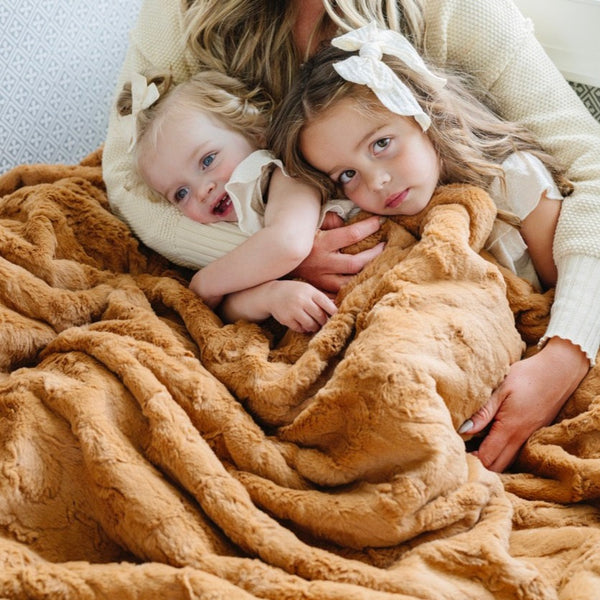 PATTERNED FAUX FUR THROW BLANKETS - Saranoni throw blanket providing a hug-like feel