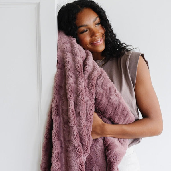 PATTERNED FAUX FUR THROW BLANKETS - Close-up of Saranoni blanket's high-quality stitching