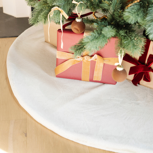 GRAND FAUX FUR TREE SKIRTS