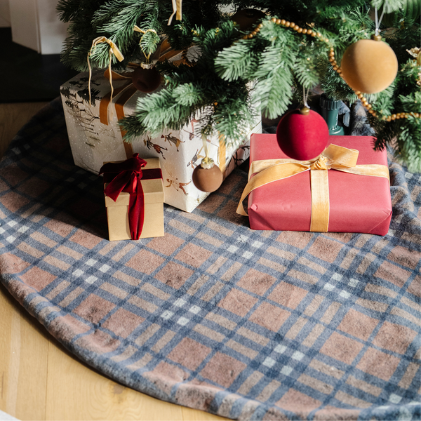 GRAND FAUX FUR TREE SKIRTS