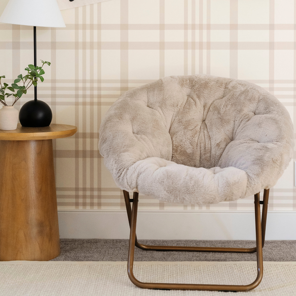 A cozy light tan Saranoni faux fur saucer chair, featuring a soft, removable faux fur cover made from the same luxurious fabric as Saranoni’s blankets. This stylish and foldable saucer chair offers a safe, comfortable space for kids to relax, read, or play. Perfect for adding warmth and texture to any room, it’s a must-have for creating a kid-friendly lounging spot.