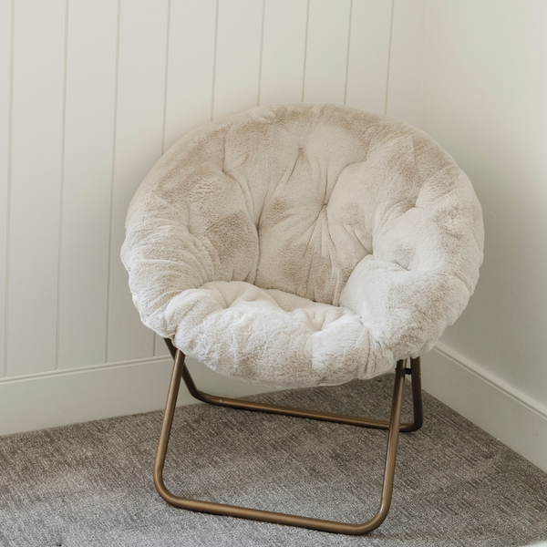 A cozy light tan Saranoni faux fur saucer chair, featuring a soft, removable faux fur cover made from the same luxurious fabric as Saranoni’s blankets. This stylish and foldable saucer chair offers a safe, comfortable space for kids to relax, read, or play. Perfect for adding warmth and texture to any room, it’s a must-have for creating a kid-friendly lounging spot.