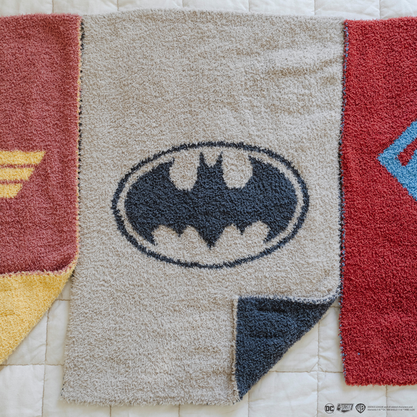 A black and light gray double-layer Bamboni® blanket with a Batman™ icon on it. The soft blanket is a luxury blanket and a mini blanket as well as a Saranoni blanket. This kids blanket is perfect for littles. 