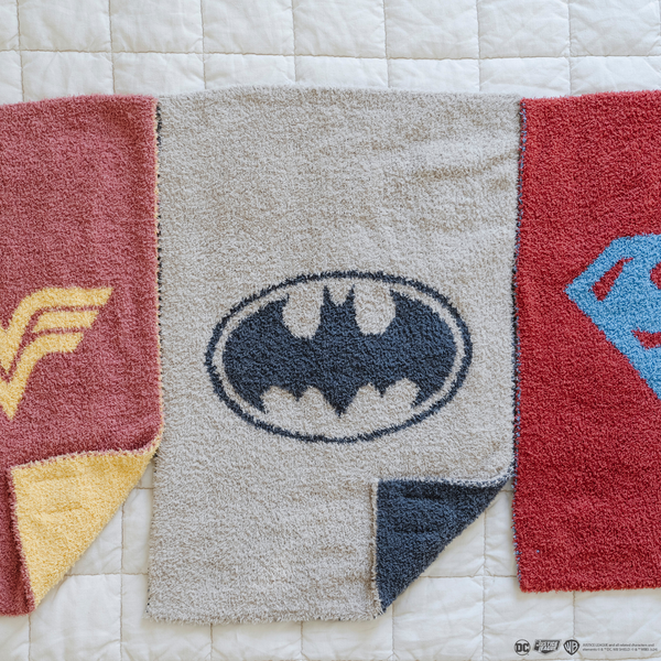 A black and light gray double-layer Bamboni® blanket with a Batman™ icon on it. The soft blanket is a luxury blanket and a mini blanket as well as a Saranoni blanket. This kids blanket is perfect for littles. 