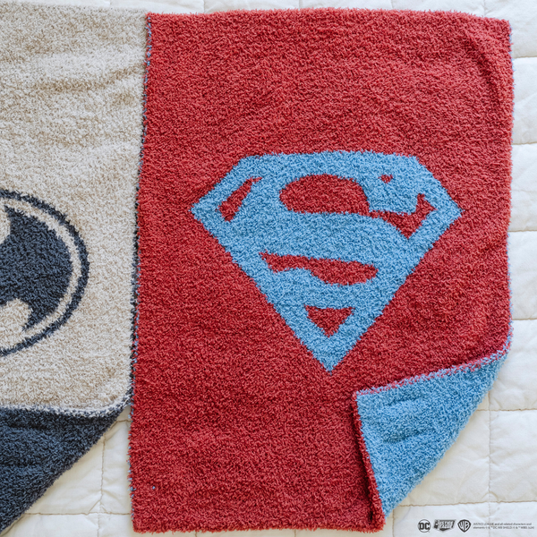 A red and blue double-layer Bamboni® blanket with a Superman™ icon on it. The soft blanket is a luxury blanket and a mini blanket as well as a Saranoni blanket. This kids blanket is perfect for littles. 