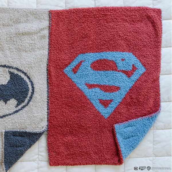 A red and blue double-layer Bamboni® blanket with a Superman™ icon on it. The soft blanket is a luxury blanket and a mini blanket as well as a Saranoni blanket. This kids blanket is perfect for littles. 