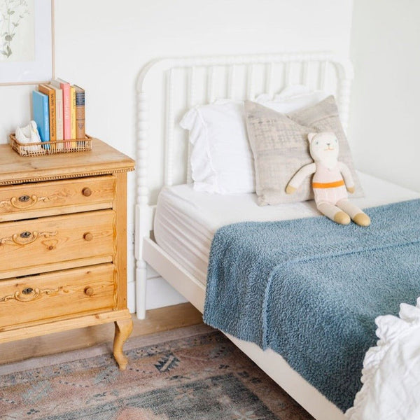 Adorable room and bedding with Spruce BAMBONI® TWIN BLANKETS - Saranoni