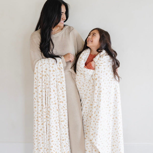 Mom and daughter matching floral blanket MINKY STRETCH THROW BLANKETS - Saranoni