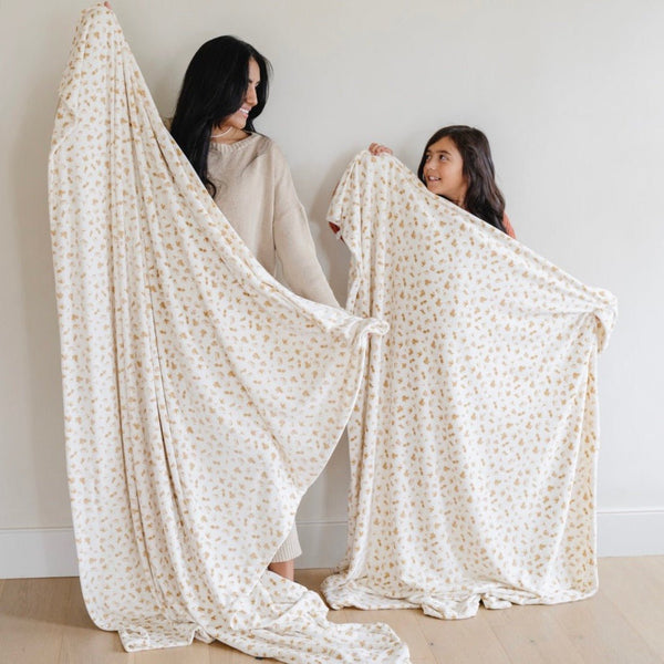 Mother and daughter matching floral MINKY STRETCH XL THROW BLANKETS - Saranoni