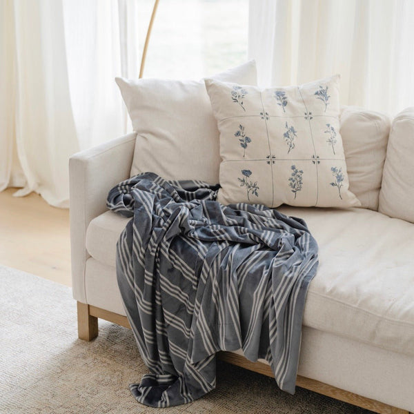 Beautiful home decoration with blue and white MINKY STRETCH XL THROW BLANKETS - Saranoni