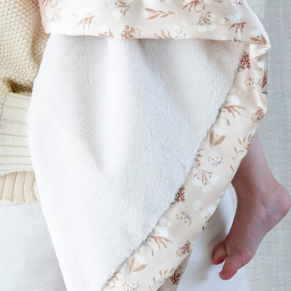 Warm and inviting Saranoni toddler blanket, offering a plush feel for ultimate comfort.