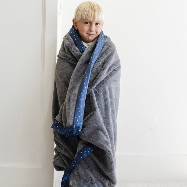 Soft and inviting Saranoni toddler blanket, perfect for creating a cozy retreat for your child at home or on the go.