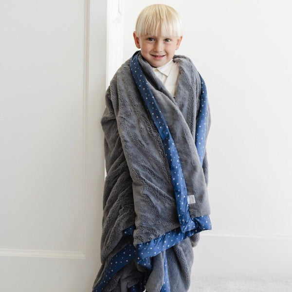 Saranoni toddler blanket with a plush, oversized design, providing ultimate comfort and a sense of security for your little one.