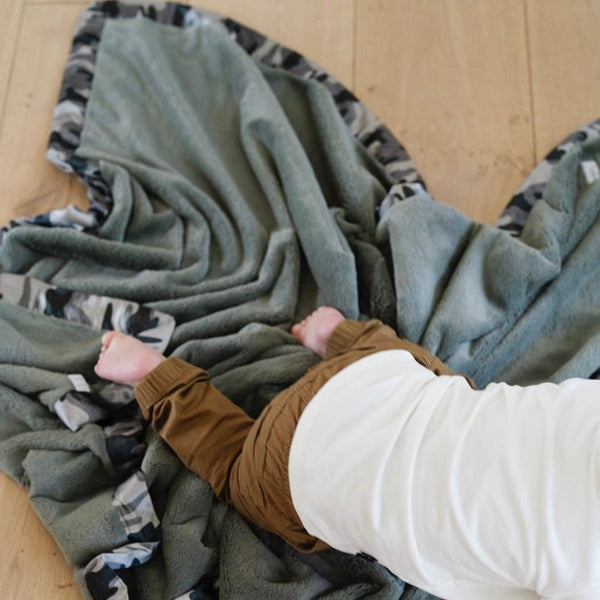 Luxuriously soft Saranoni toddler blanket in green camo, ideal for keeping your toddler warm and secure.