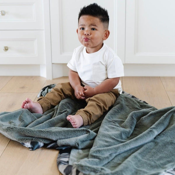 Plush and cozy Saranoni toddler blanket, designed to provide a gentle, snuggly embrace.