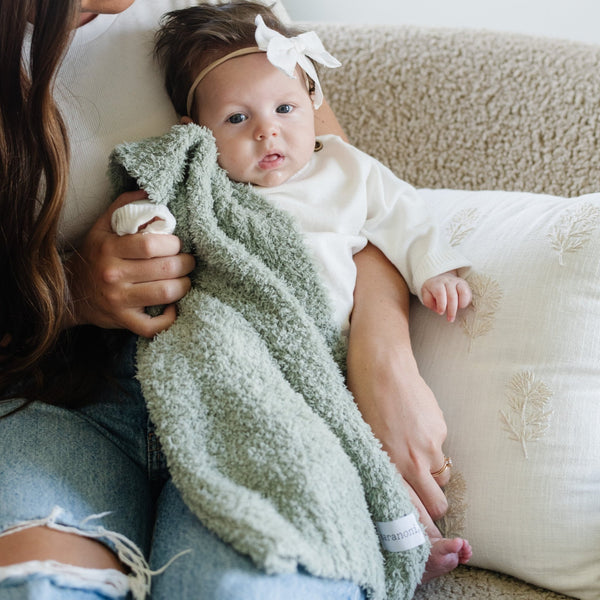 Baby girl and momma snuggling with eucalyptus BAMBONI® MINI BLANKETS - Saranoni