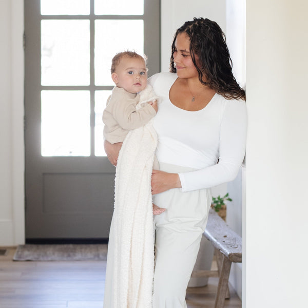 Mom and baby smiling, holding super soft Ivory BAMBONI® THROW BLANKETS - Saranoni