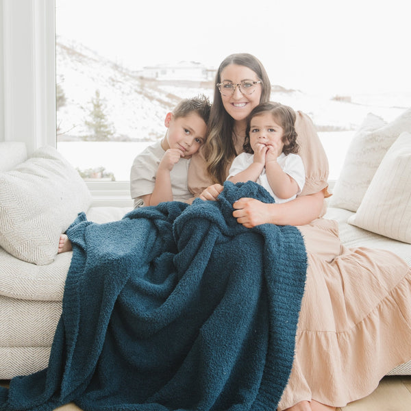 Mom and two boys snuggling up to their family blanket - NAUTICAL BLUE BAMBONI XL BLANKETS - Saranoni