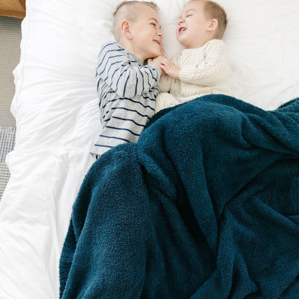 Two boys playing in their bed with soft and stretchy  Nautical BlueBAMBONI XL BLANKETS - Saranoni