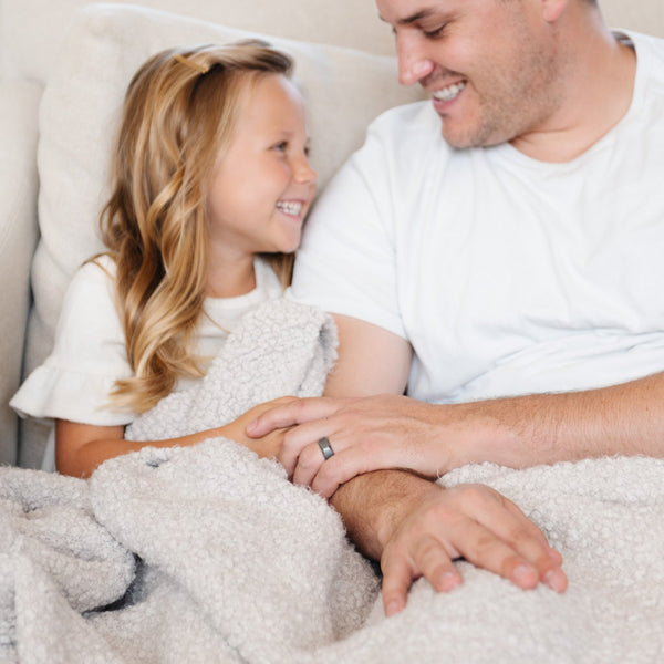 Child sharing a warm moment with Dad, wrapped in a super soft Boucle blanket - Saranoni