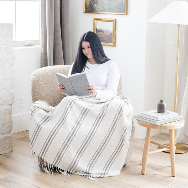 Reading time made cozy with a luxurious chenille fringe blanket - Saranoni