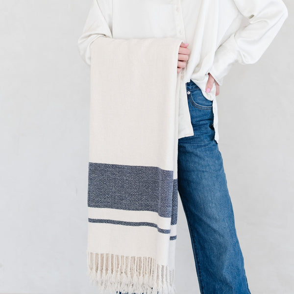 Luxurious and cozy chenille fringe blanket with soft fringe - Saranoni