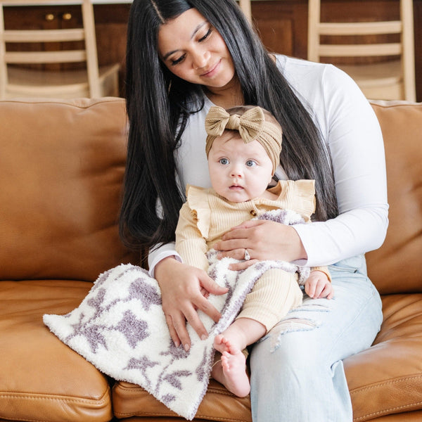 Mom and little girl snuggling in comfy and cozy Pansy DOUBLE-LAYER BAMBONI MINI BLANKETS - Saranoni