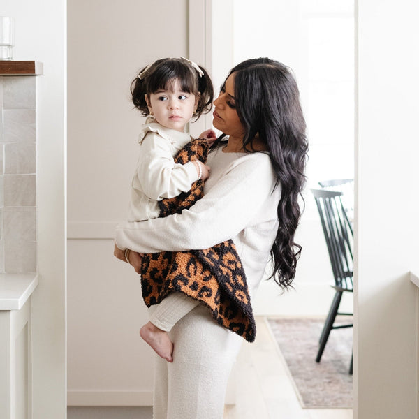 Mom holding little girl with Classic Leopard DOUBLE-LAYER BAMBONI® MINI BLANKETS - Saranoni