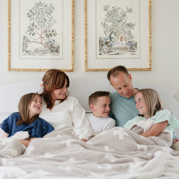 Family snuggled together in their soft and stretchy HOPE DOUBLE-LAYER BAMBONI XL BLANKETS - Saranoni