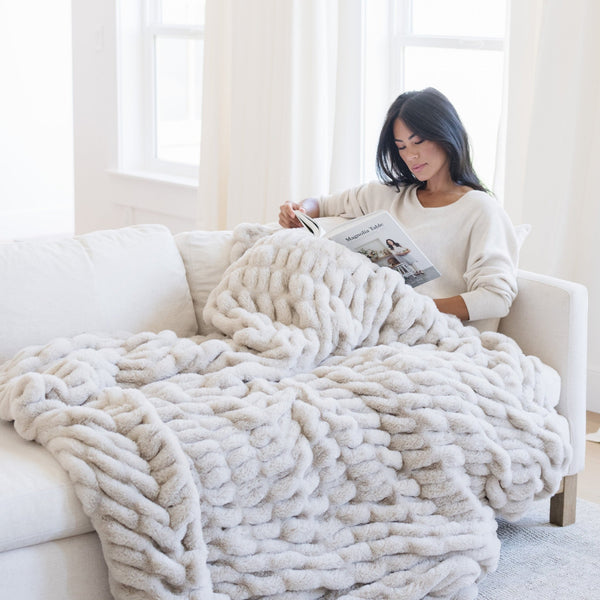 DOUBLE RUCHED FAUX FUR THROW BLANKETS - Big fluffy Saranoni throw blanket creating a cozy atmosphere