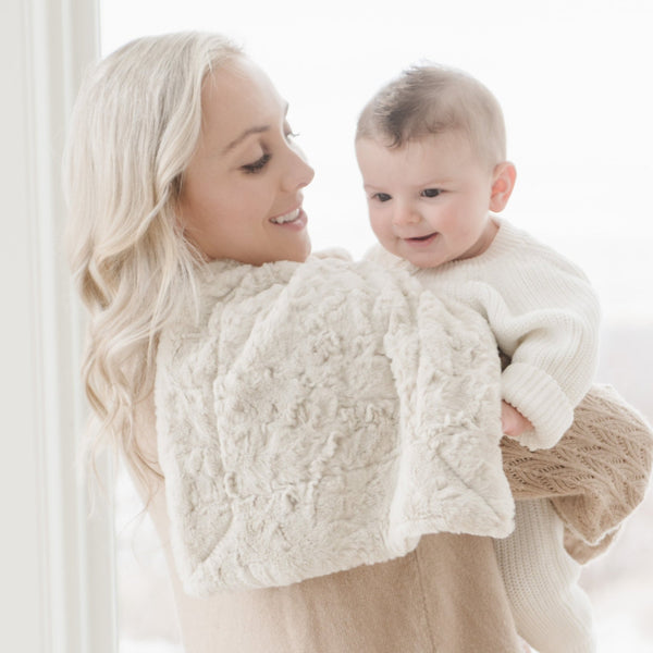 Mom and baby snuggling with DREAM MINI BLANKETS - Saranoni