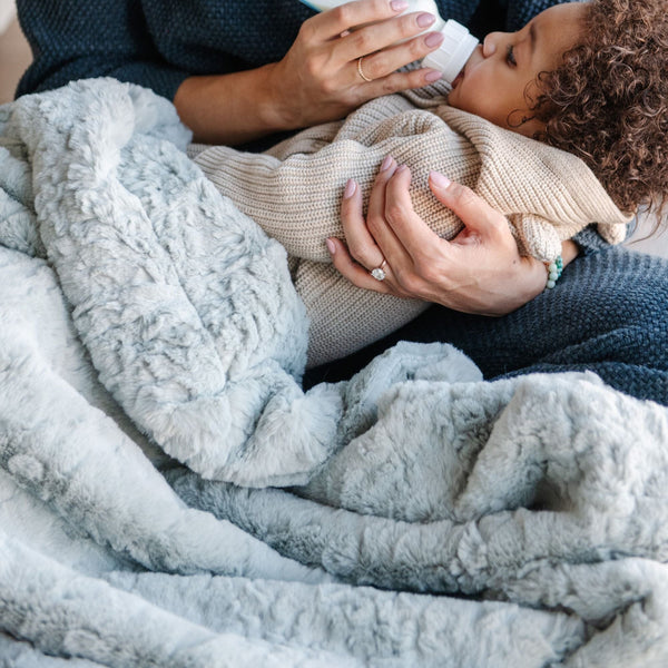 Mom feeding baby wrapped in DREAM MINI BLANKETS - Saranoni