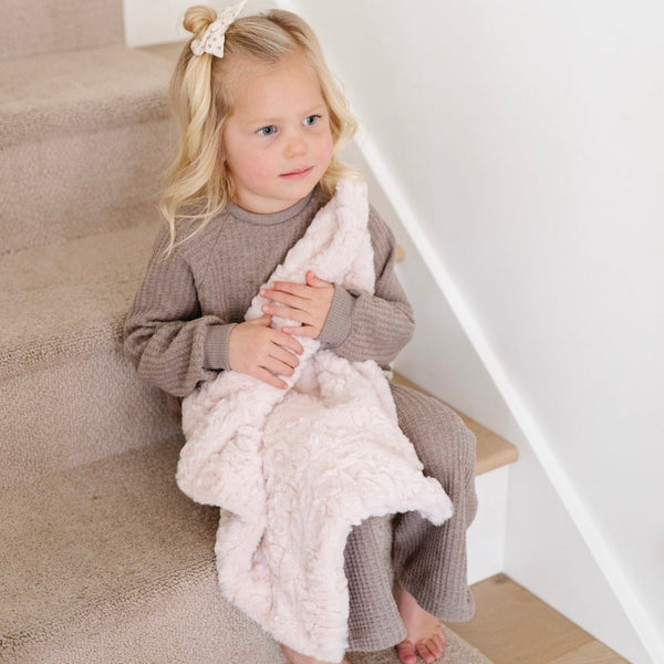 Toddler loving her DREAM MINI BLANKETS - Saranoni