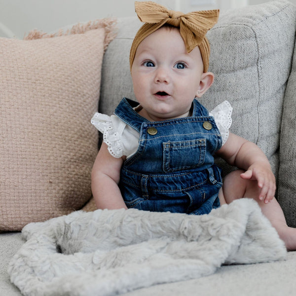 Baby playing on couch with grey DREAM MINI BLANKETS - Saranoni