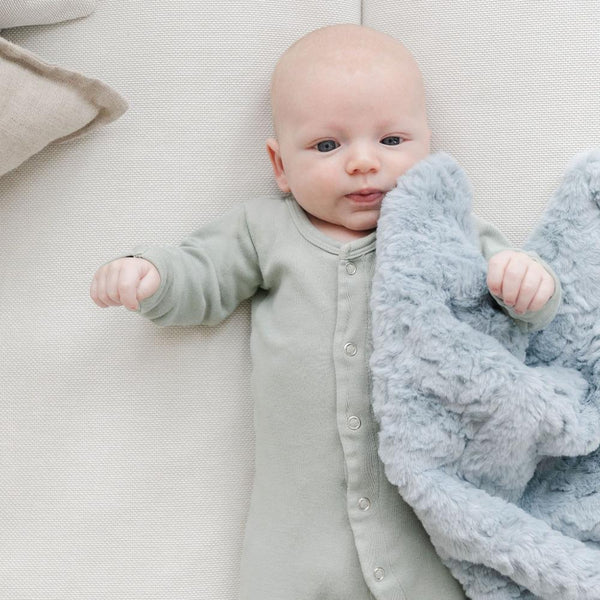 Baby boy holding DREAM MINI BLANKETS - Saranoni