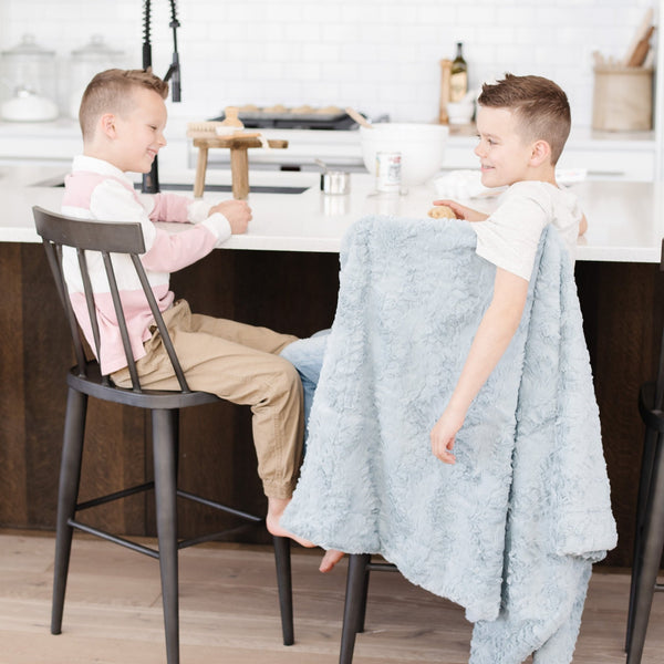 Two boys sitting with heather blue DREAM TODDLER BLANKETS - Saranoni