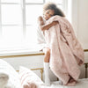 Kid on bed with light pink DREAM TODDLER BLANKETS - Saranoni