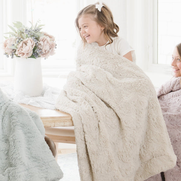 Family laughing and using their favorite DREAM TODDLER BLANKETS - Saranoni