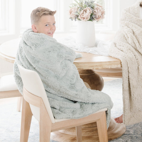 Boy snuggling with DREAM TODDLER BLANKETS - Saranoni