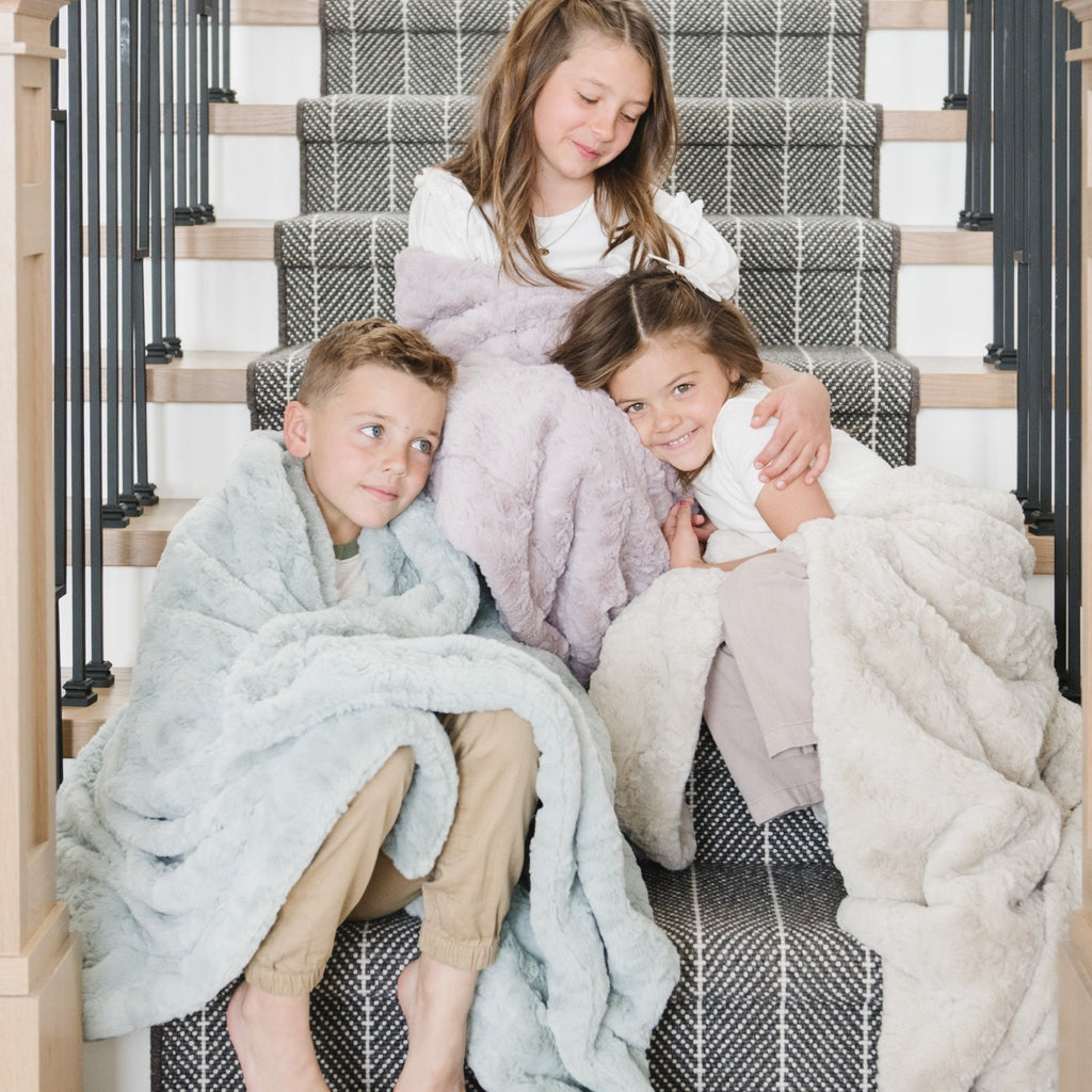 Kids on stairs cuddling with DREAM TODDLER BLANKETS - Saranoni