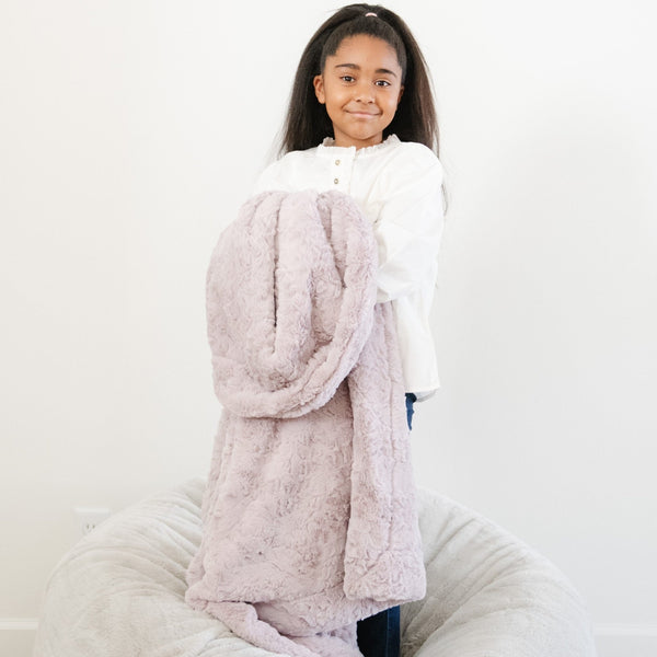 Girl holding favorite DREAM TODDLER BLANKETS - Saranoni