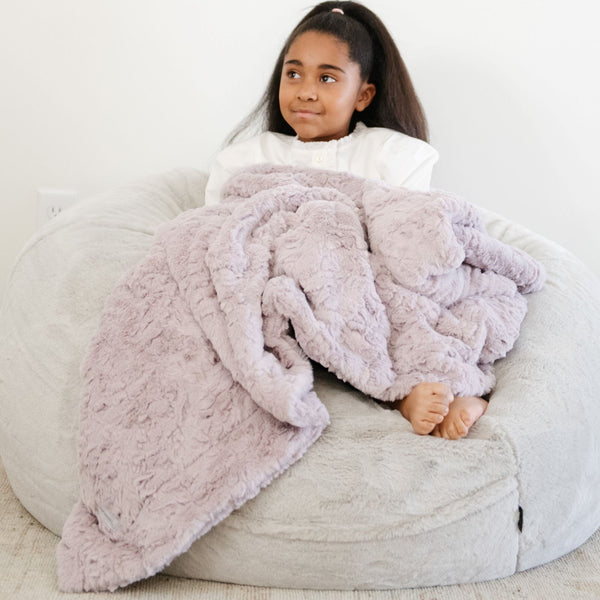 Girl cuddling with purple DREAM TODDLER BLANKETS - Saranoni