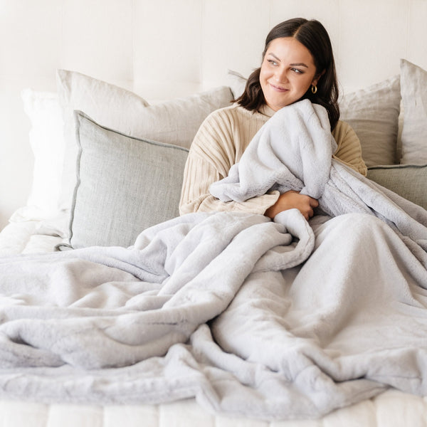 FAUX FUR KING BLANKETS - Comforting Saranoni Faux Fur blanket for emotional and physical comfort