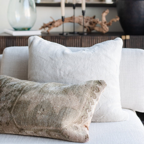 Saranoni Grand Pillow Cover with Faux Fur Texture - A durable and soft addition to your home.