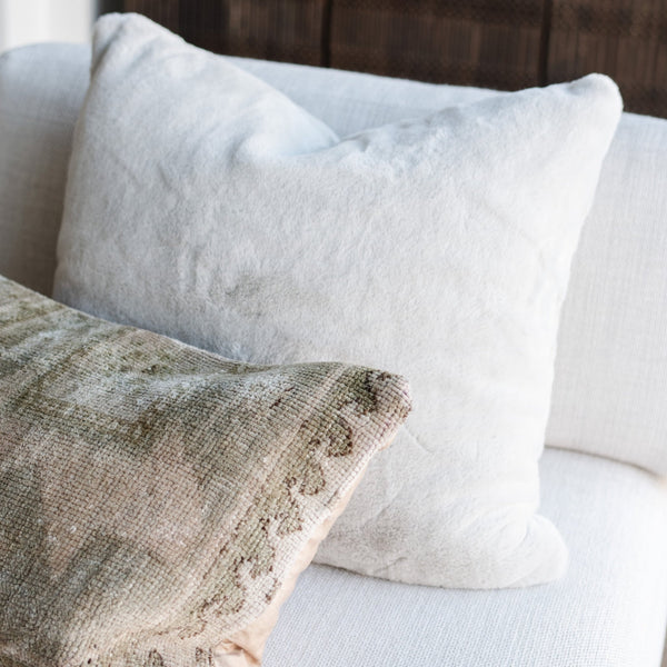 Saranoni Grand Pillow Cover with Elegant Knit Design - Offers both style and comfort for any living space.