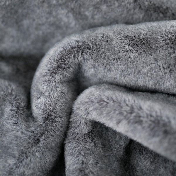 Close-up of the durable construction of the Saranoni Grand blanket.