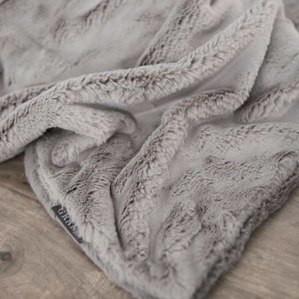 Close up of the best luxury queen-sized blankets from Saranoni.