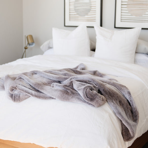 Grand Saranoni blanket, perfect for a stylish bedroom.