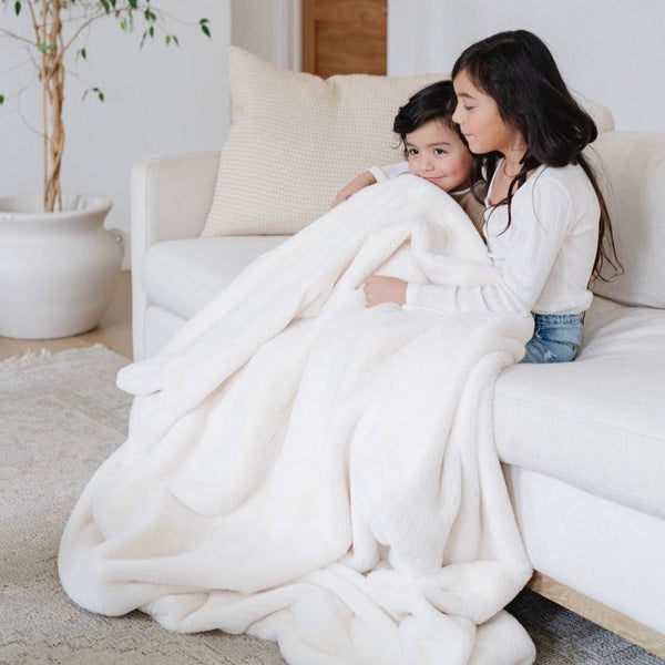 Luxurious and soft Saranoni Grand blanket for ultimate comfort.